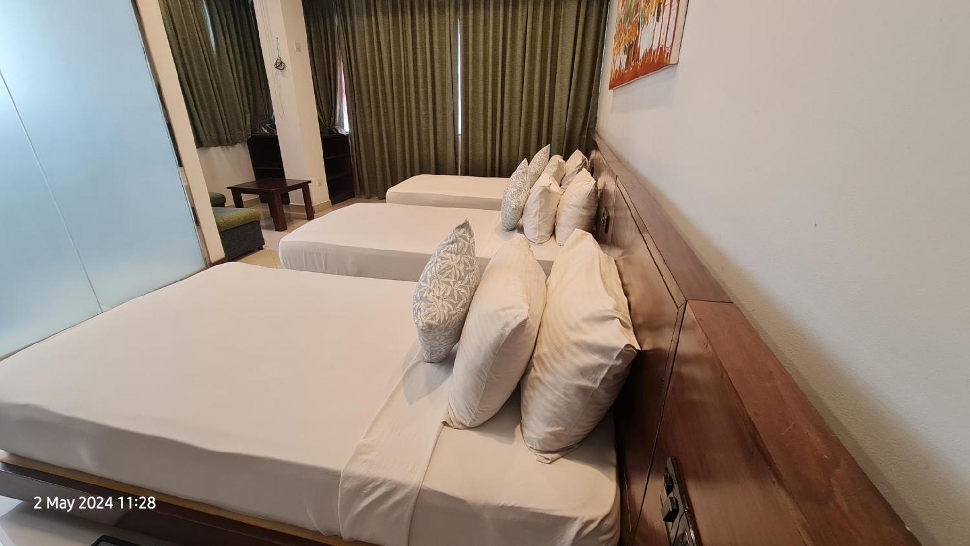 Quick Stop Inn كاندي المظهر الخارجي الصورة