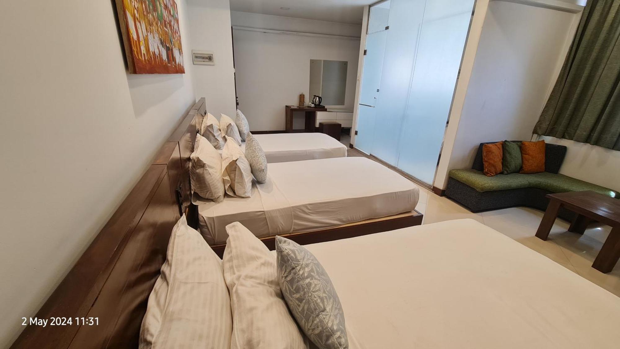 Quick Stop Inn كاندي المظهر الخارجي الصورة